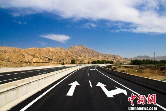 图为青海省牙什尕至同仁高速公路。　钟欣 摄
